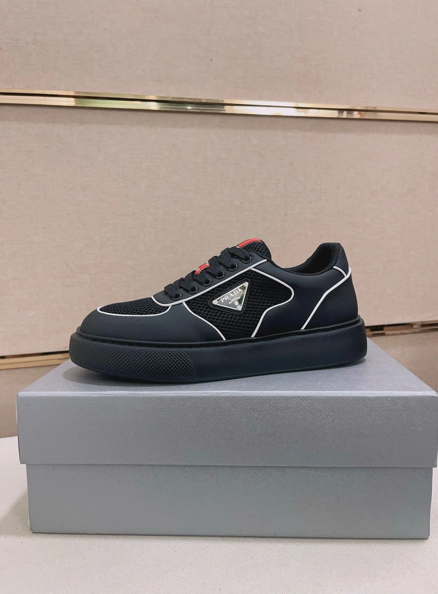 Men's shoes 💰 580💰 ✔️✔️✔️High-quality new PRADA counters are launched at the same time. The new men's shoes and 😘fabrics are selected from first-layer cowhide and are made by pure handicrafts. Lining: Full cowhide lining. 👍🏿 High-end ☄️ air-cushion molded anti-slip rubber outsole, exquisite lines, simple and elegant, comfortable and high-end for leisure travel. Code number: 38 to 44 (45 can be customized)